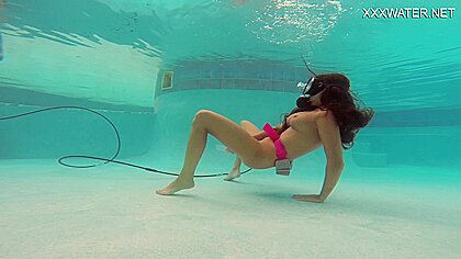 Hot underwater orgasm from nora shamndora...