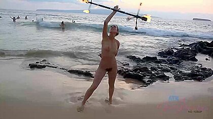 Jade Nile And All Nude She Puts On A Show For All At Beach...